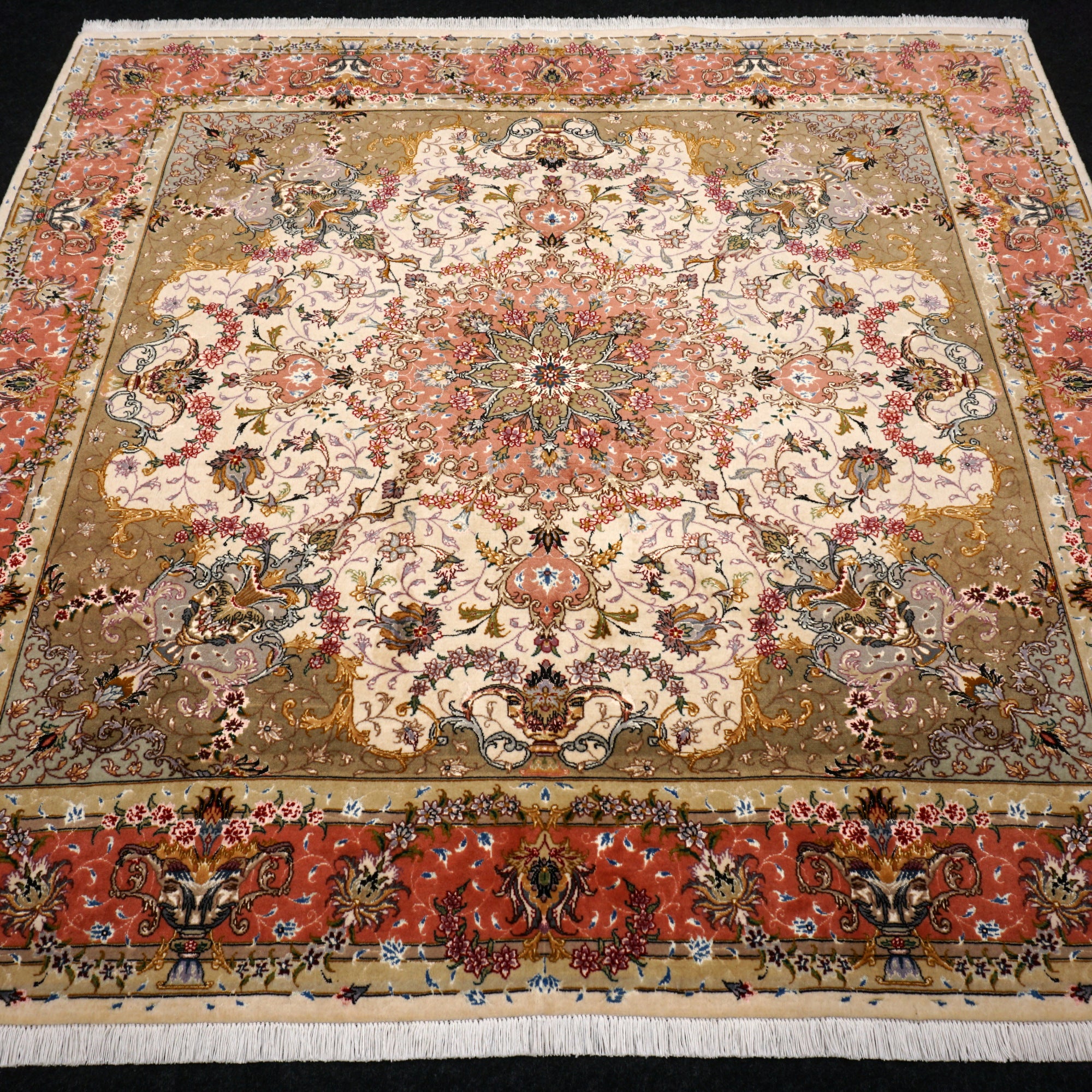 Täbriz Seidenteppich Quadratisch in Rosé und Beige