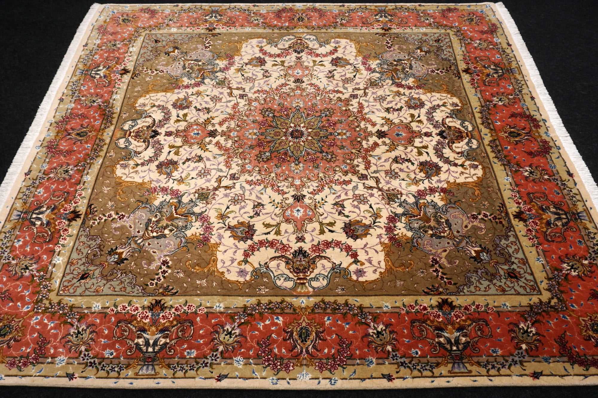 Täbriz Seidenteppich Quadratisch in Rosé und Beige