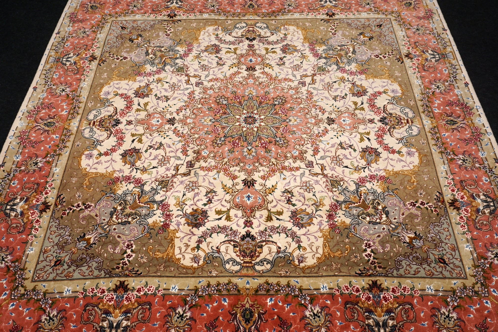 Täbriz Seidenteppich Quadratisch in Rosé und Beige