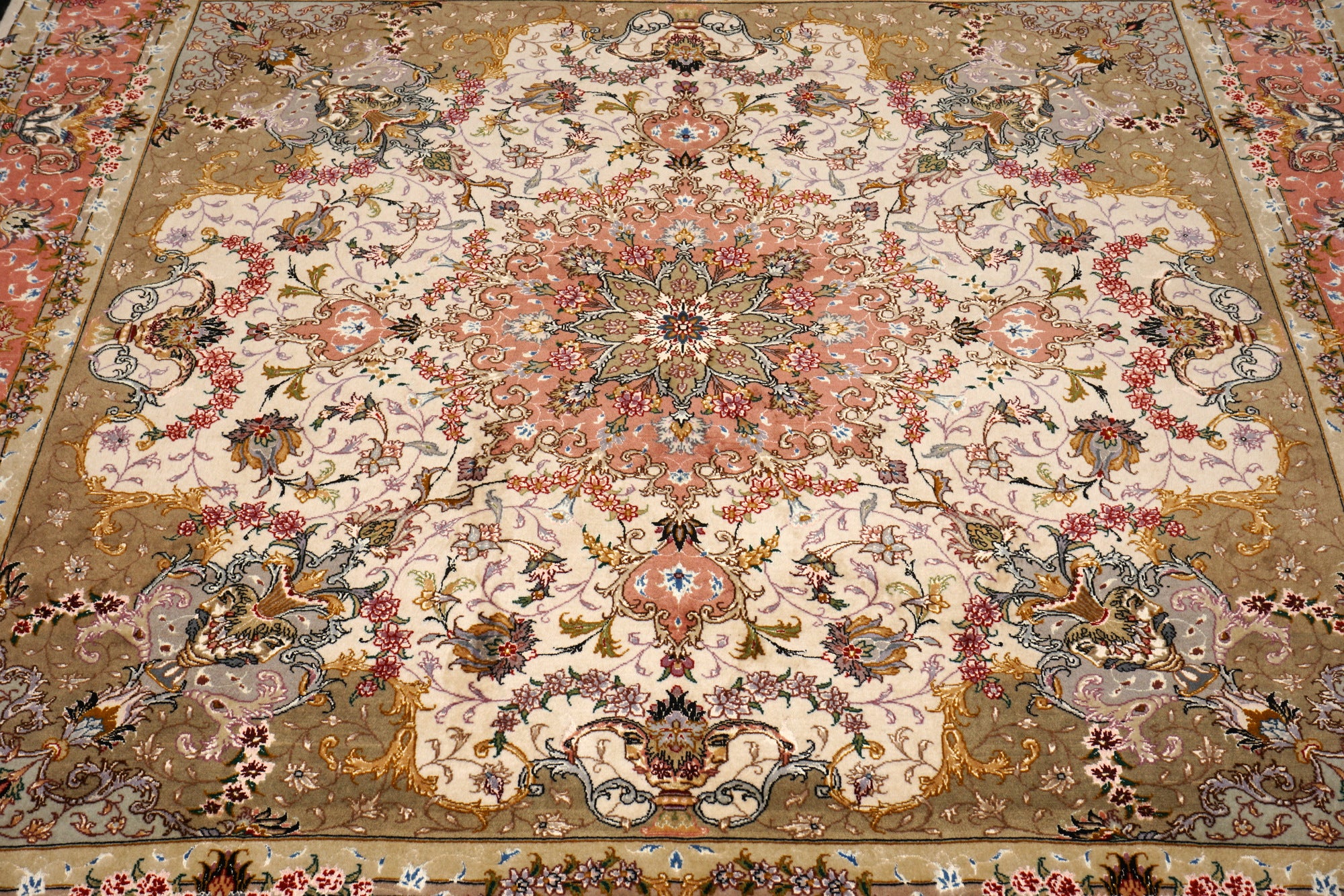 Täbriz Seidenteppich Quadratisch in Rosé und Beige