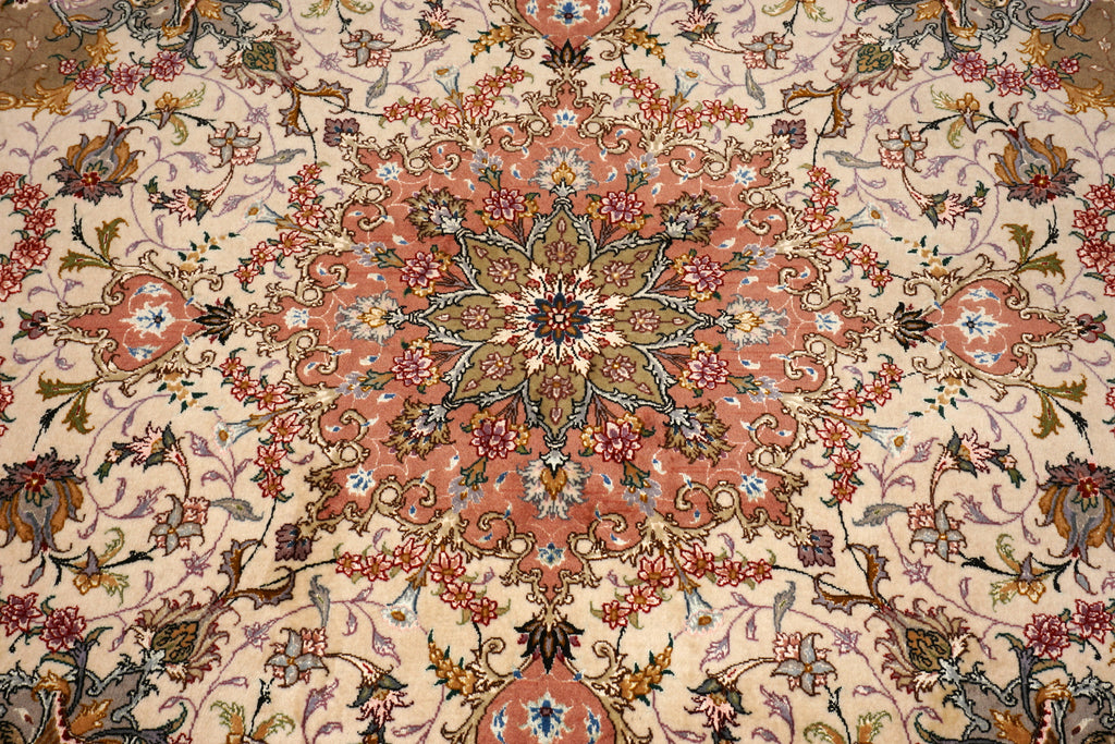 Täbriz Seidenteppich Quadratisch in Rosé und Beige
