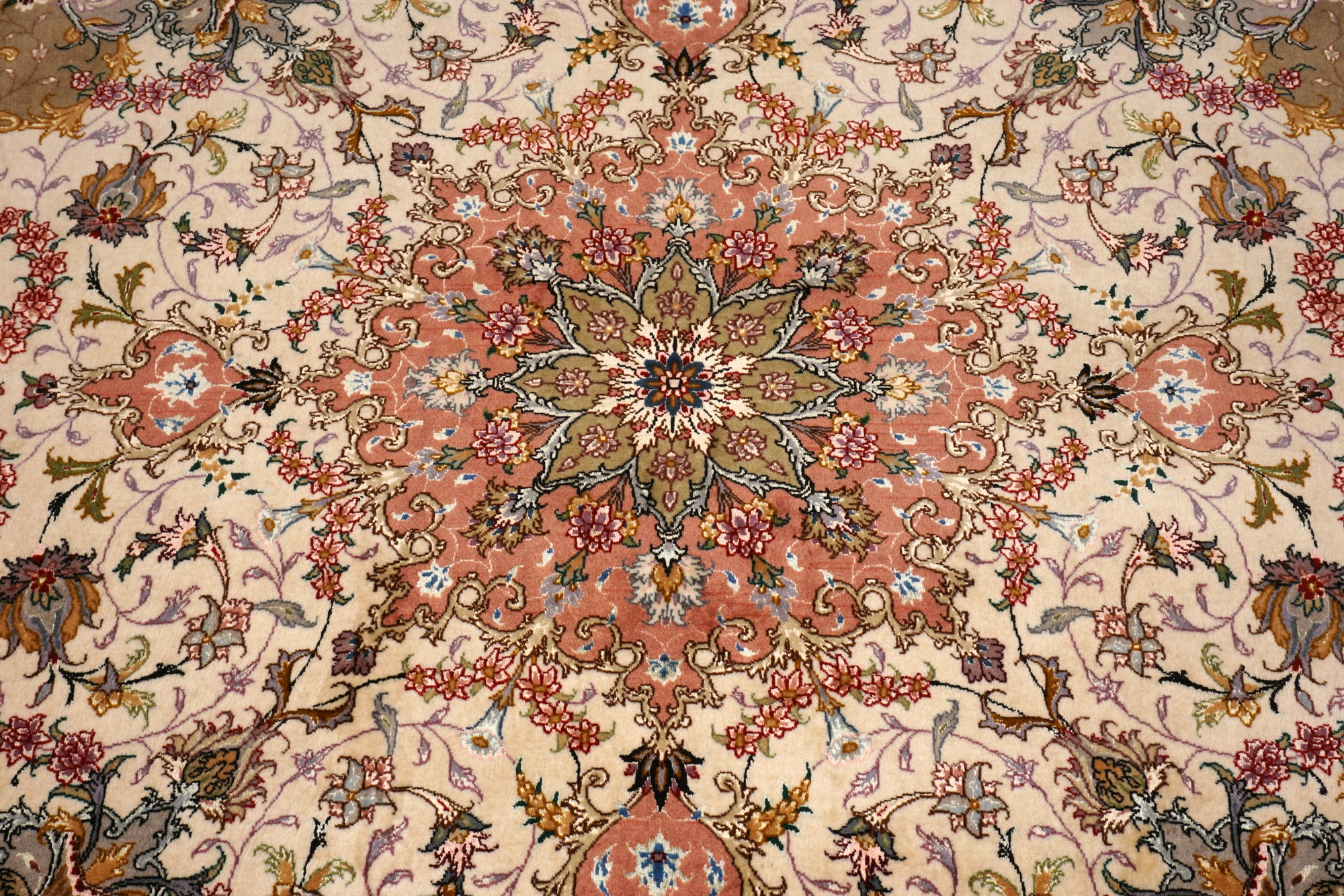 Täbriz Seidenteppich Quadratisch in Rosé und Beige