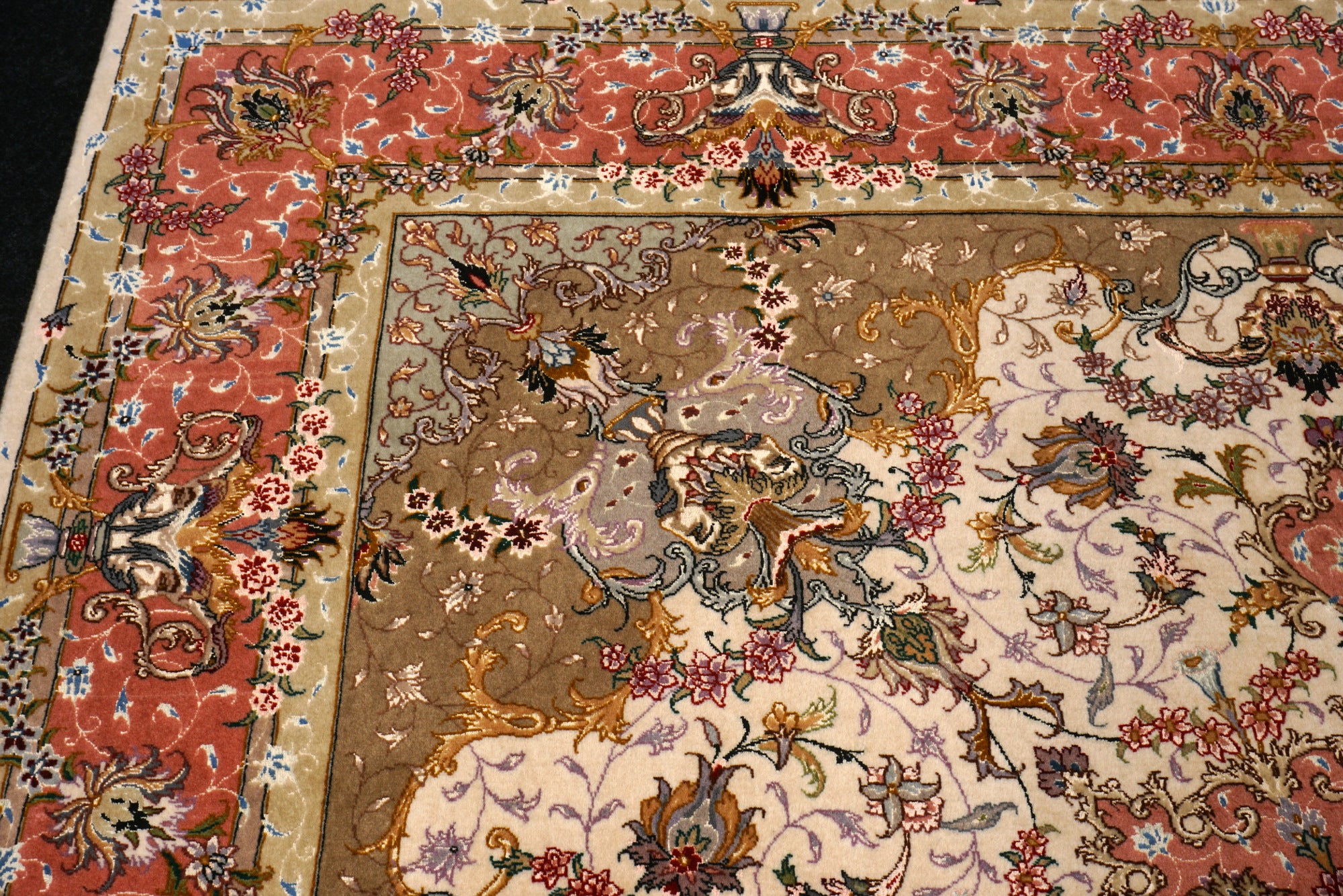Täbriz Seidenteppich Quadratisch in Rosé und Beige
