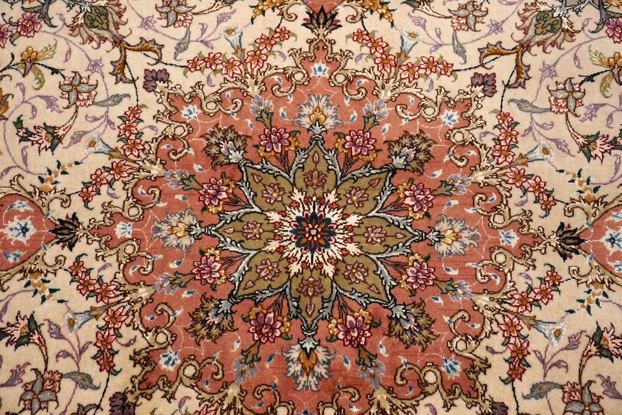 Täbriz Seidenteppich Quadratisch in Rosé und Beige