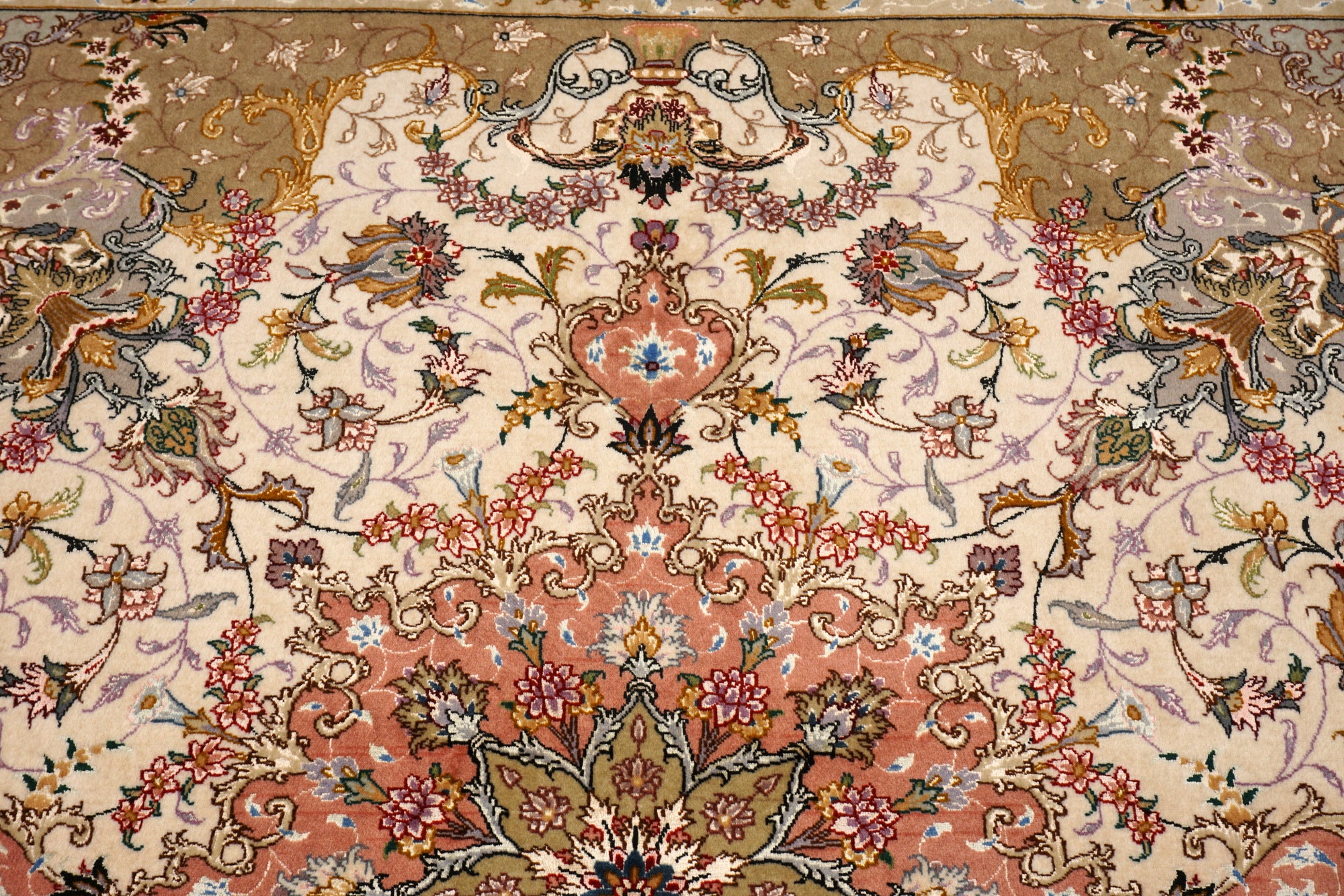 Täbriz Seidenteppich Quadratisch in Rosé und Beige
