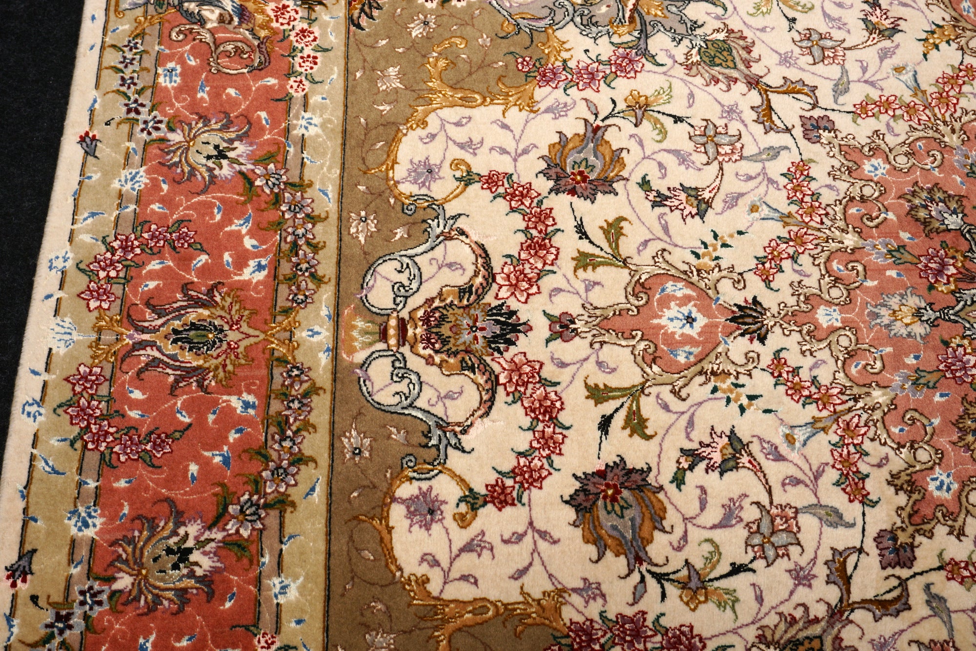 Täbriz Seidenteppich Quadratisch in Rosé und Beige