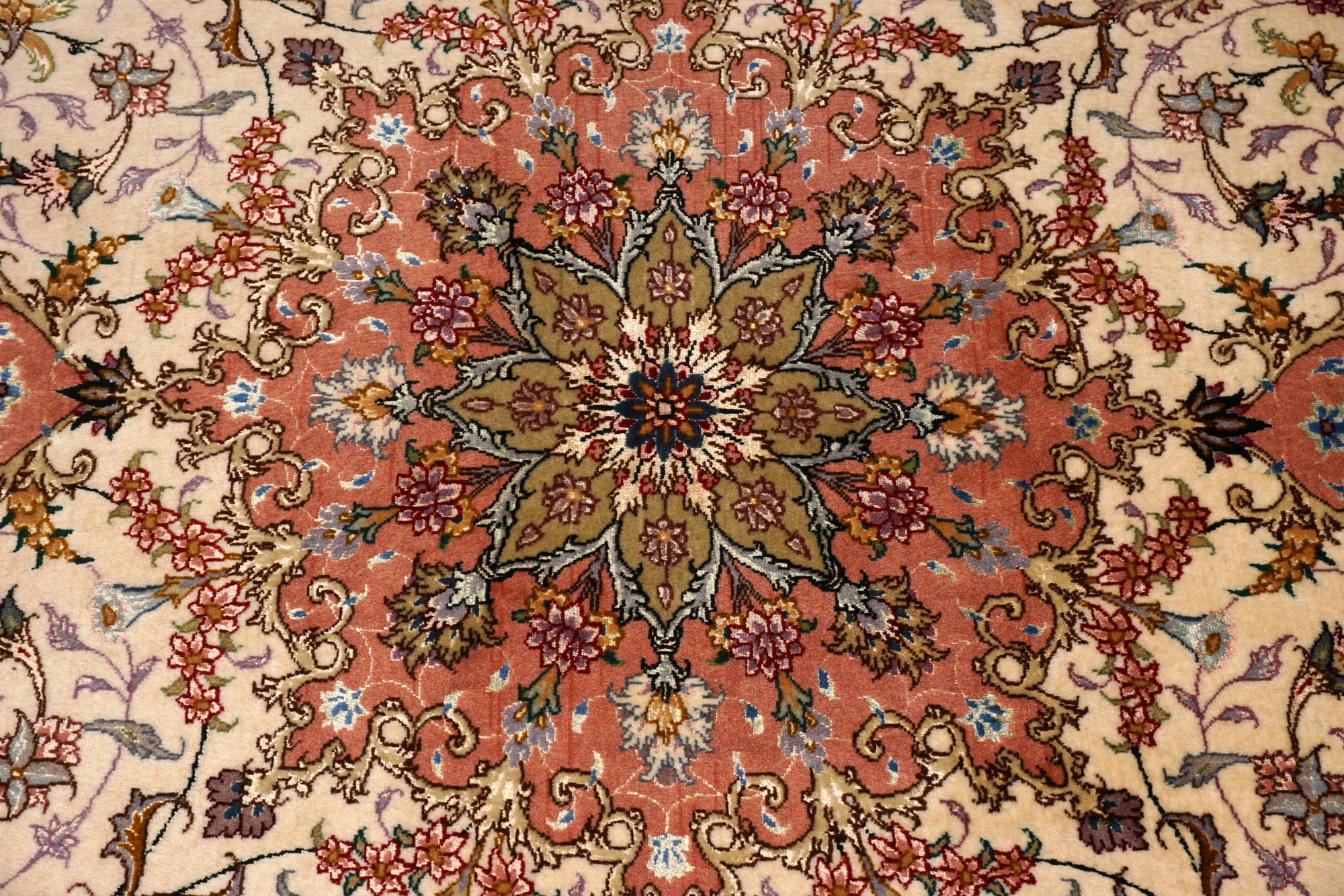 Täbriz Seidenteppich Quadratisch in Rosé und Beige