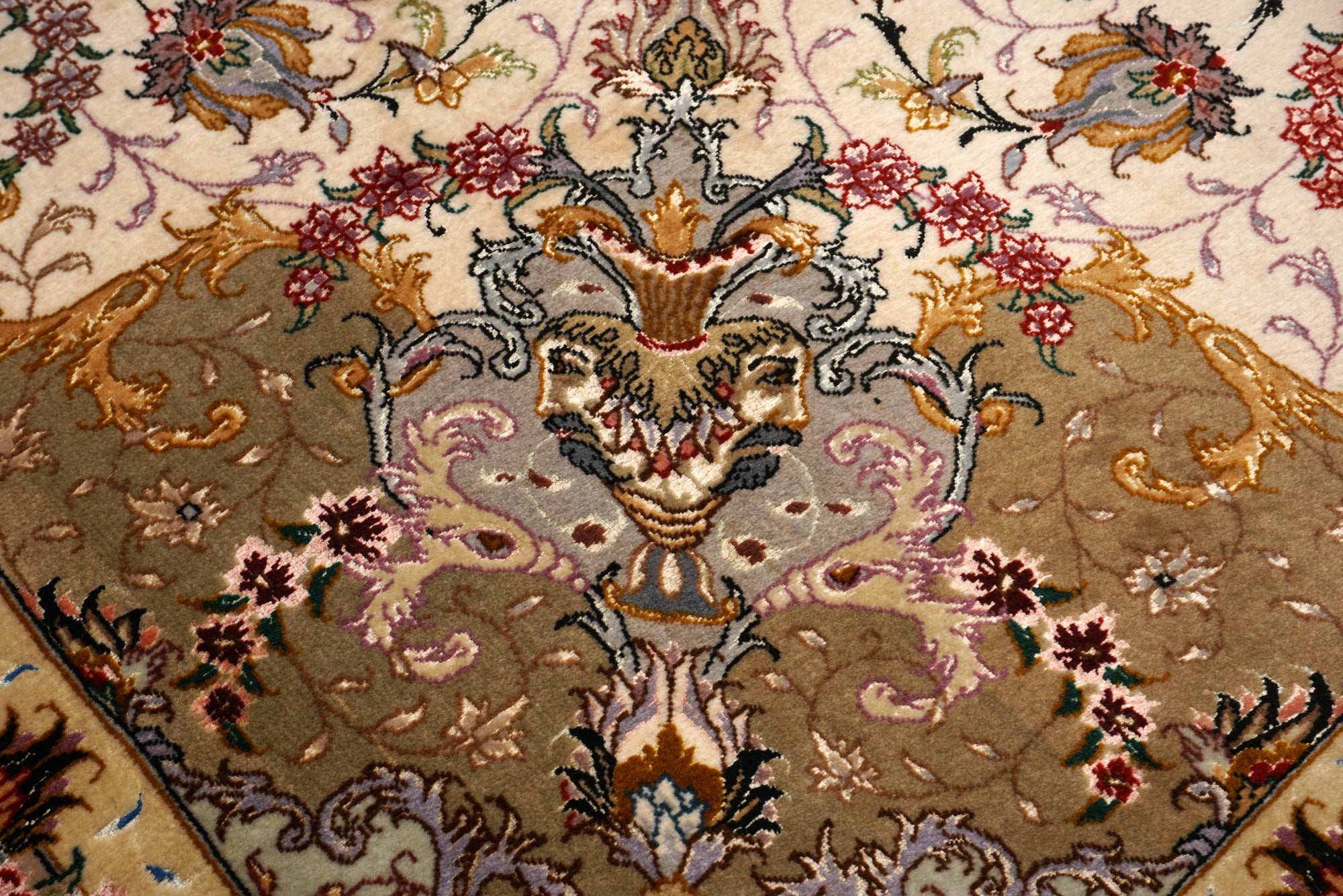 Täbriz Seidenteppich Quadratisch in Rosé und Beige