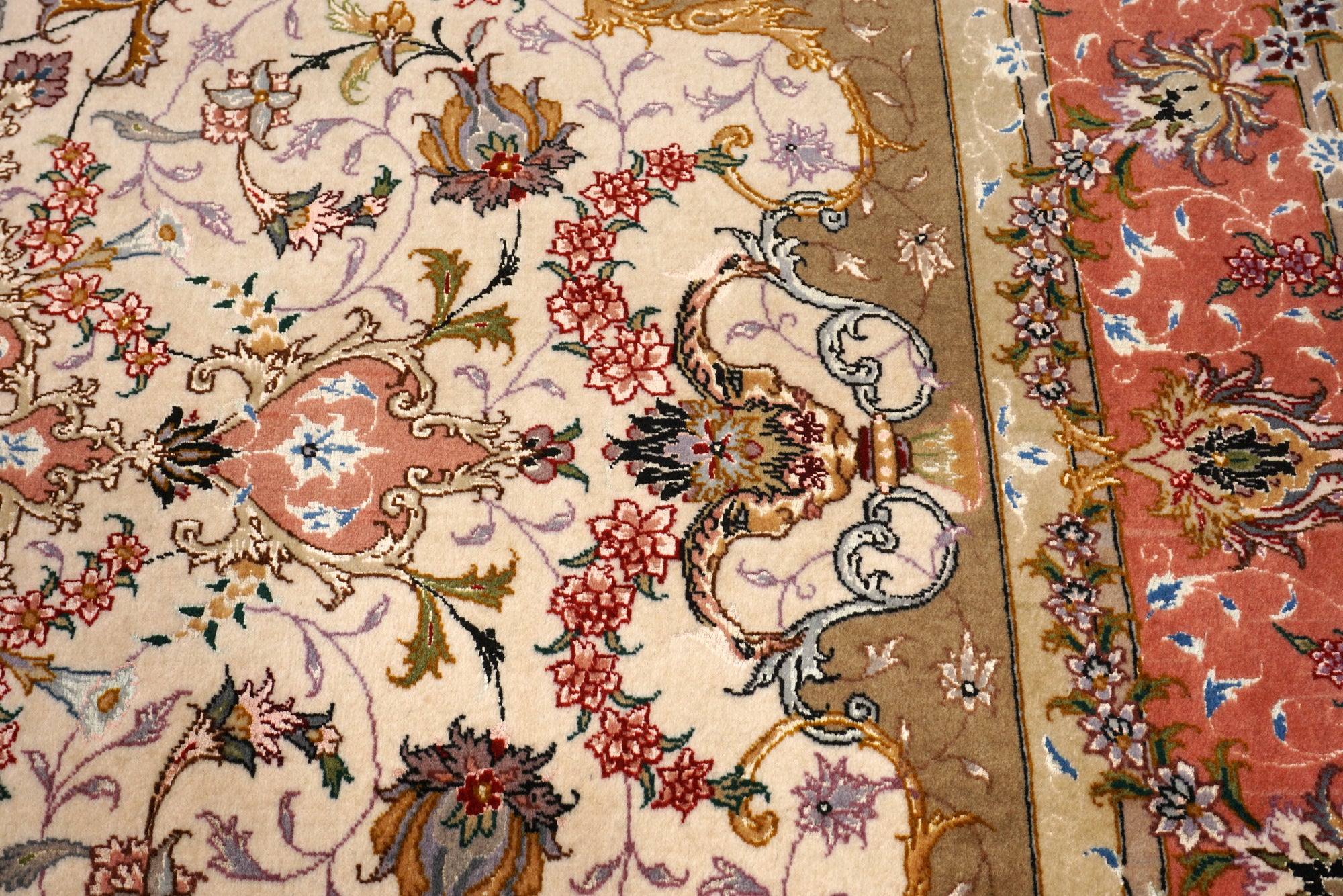 Täbriz Seidenteppich Quadratisch in Rosé und Beige