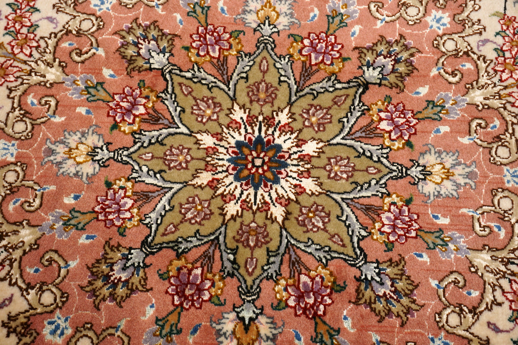 Täbriz Seidenteppich Quadratisch in Rosé und Beige