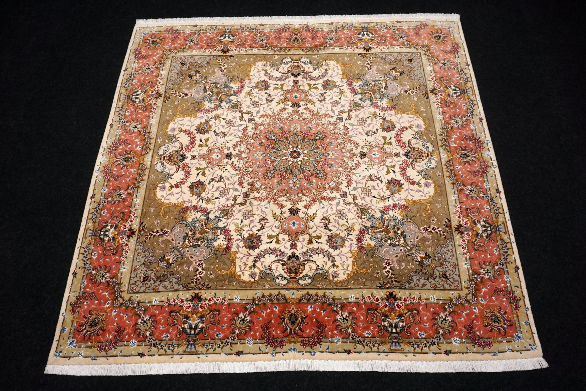 Täbriz Seidenteppich Quadratisch in Rosé und Beige