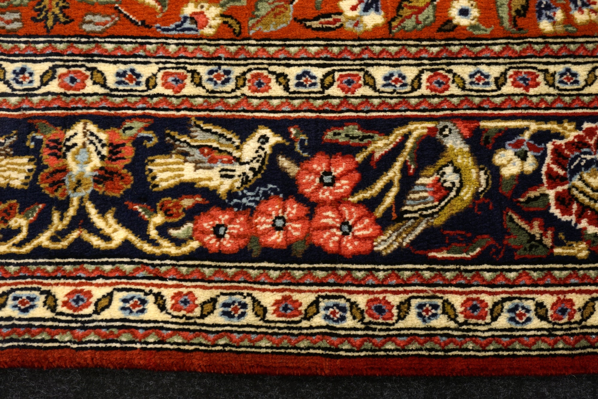 Ghom Perserteppich - Rotrost mit Vogel- und Gartenmotiven